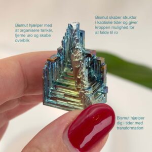 Bismut Rå Krystal Sten i hånd på hvid baggrund med tags