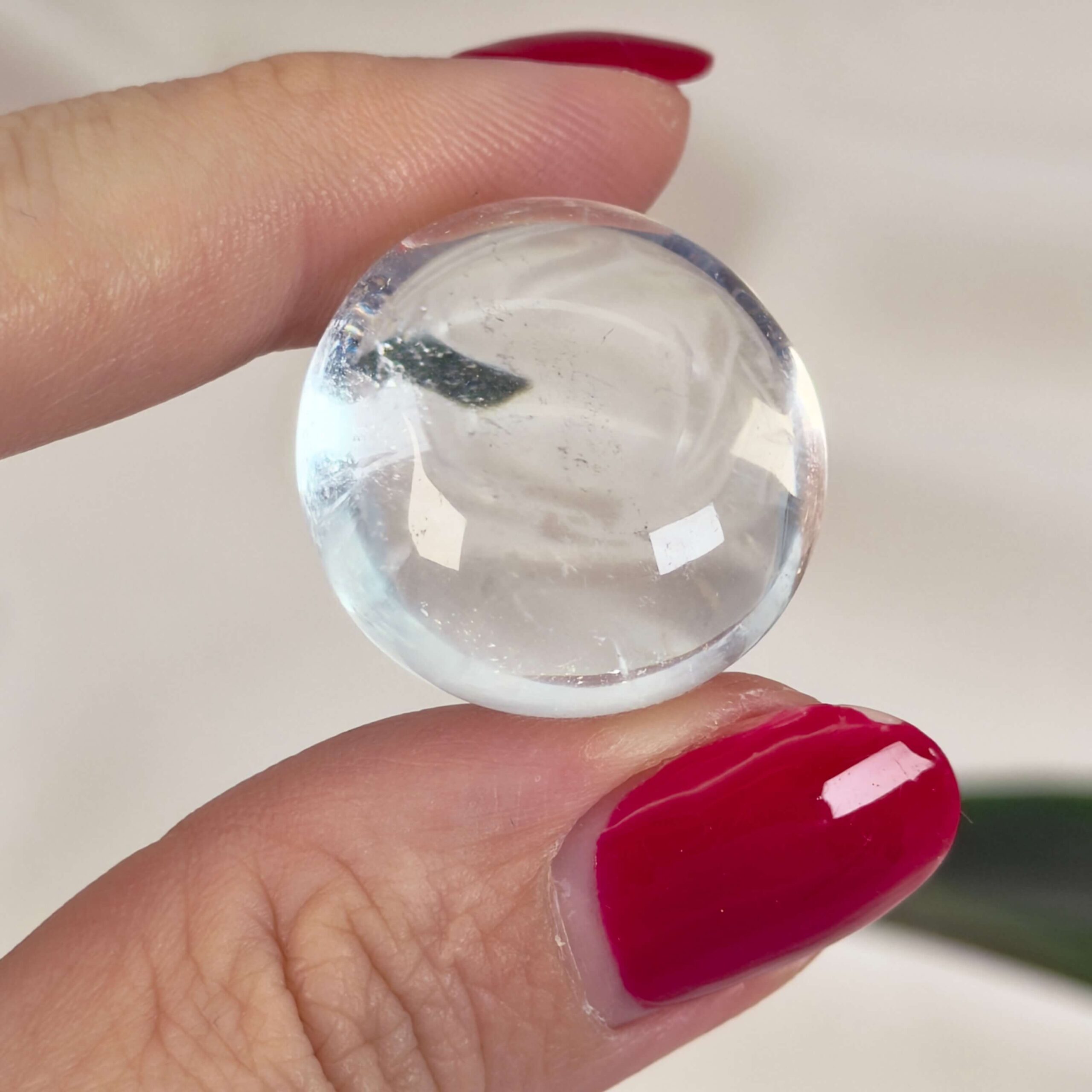 Bjergkrystal Lommesten Krystal Sten i hånd på hvid baggrund