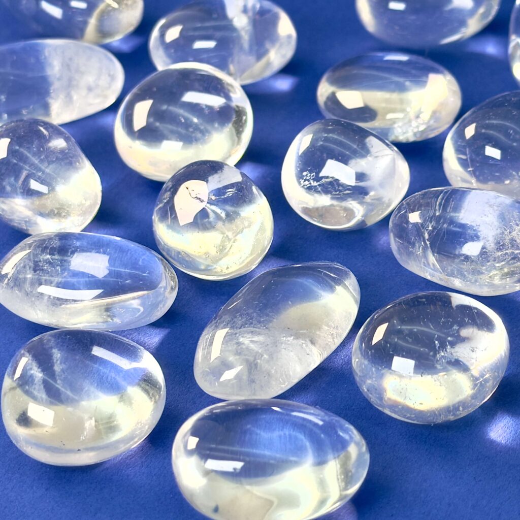 Krystaller og deres betydning 6 Ametyst Premium Klynge i dybe lilla nuancer kendt som en krystal der forbindes med ro, klarhed og spirituel balance.