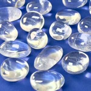 Bjergkrystal Lommesten krystal sten på blå baggrund