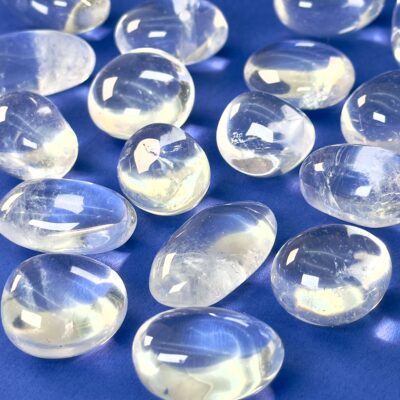 Bjergkrystal Lommesten krystal sten på blå baggrund