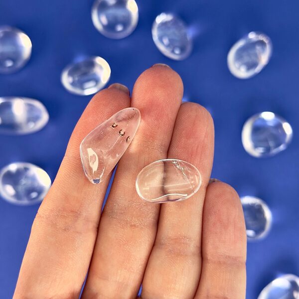 Bjergkrystal Lommesten krystal sten i hånd på blå baggrund