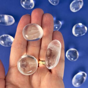 Bjergkrystal Lommesten krystal sten i hånd på blå baggrund