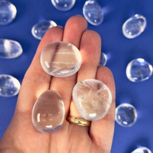 Bjergkrystal Lommesten krystal sten i hånd på blå baggrund