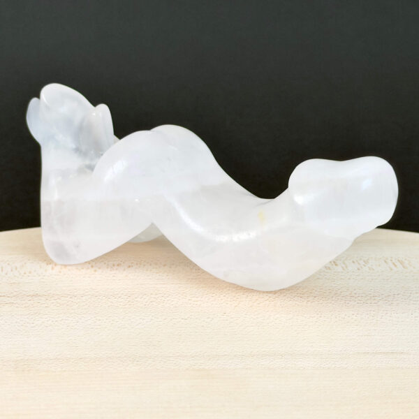 Bjergkrystal Penis Krystal Sten på sort baggrund