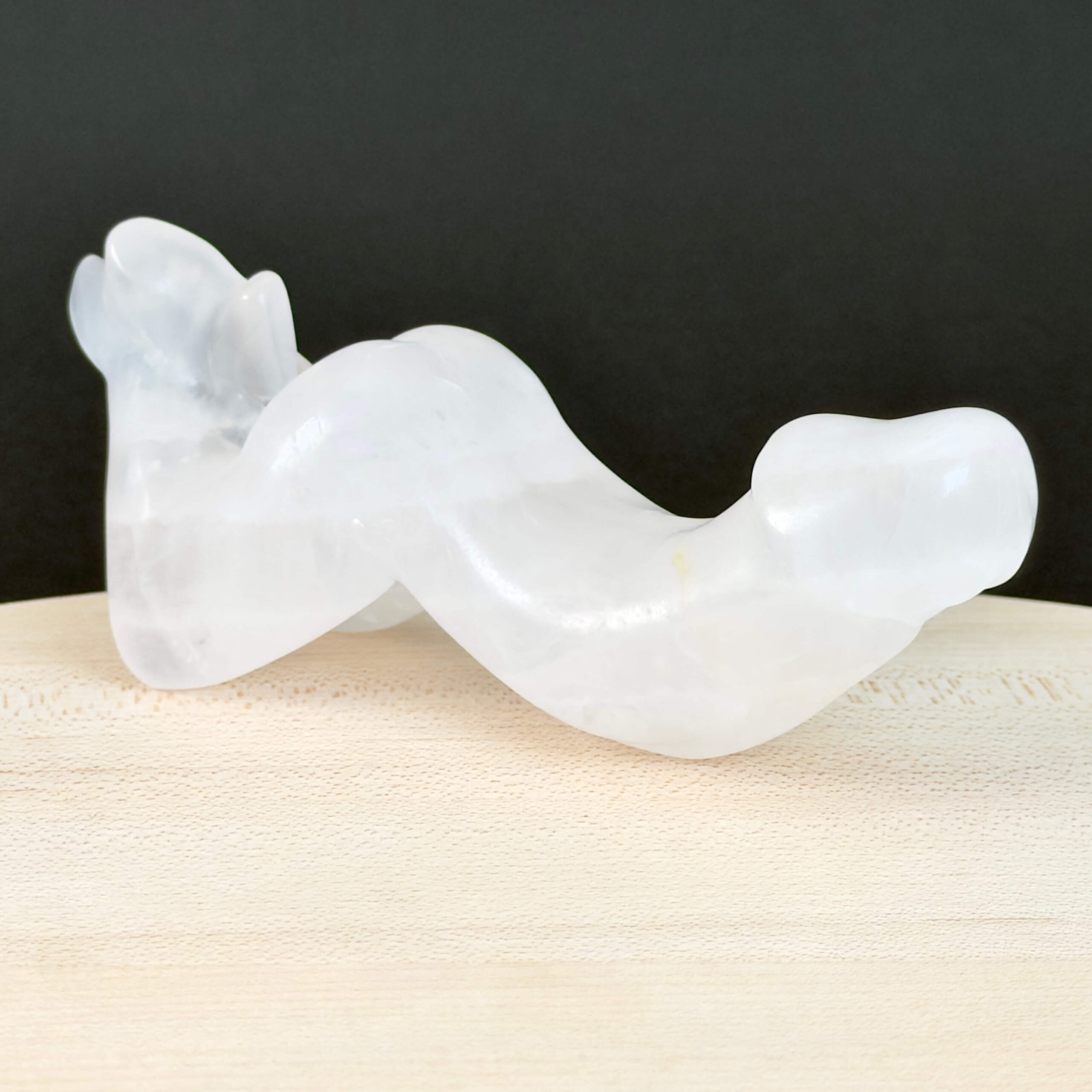 Bjergkrystal Penis Krystal Sten på sort baggrund