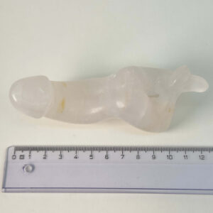 Bjergkrystal Penis Krystal Sten på hvid baggrund med lineal