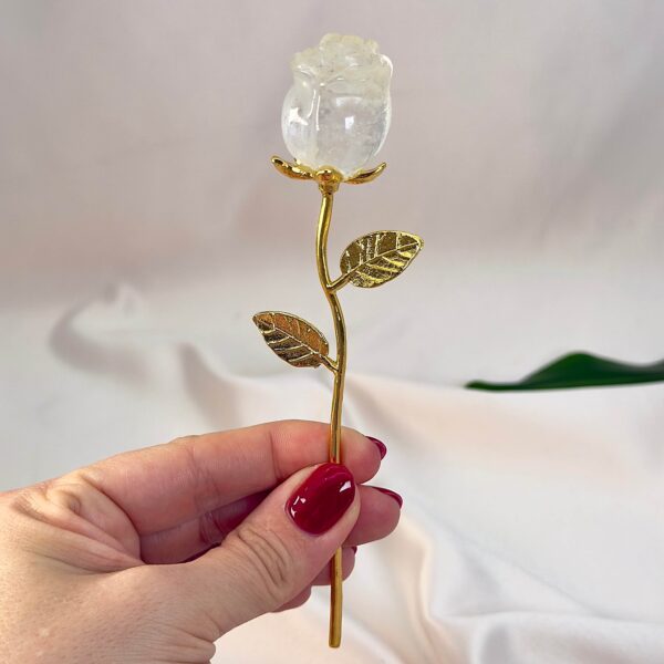 Sodalit Rose med guldfarvet stilk krystal sten i hånd