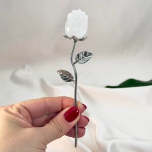 Sodalit Rose med sølvfarvet stilk krystal sten i hånd