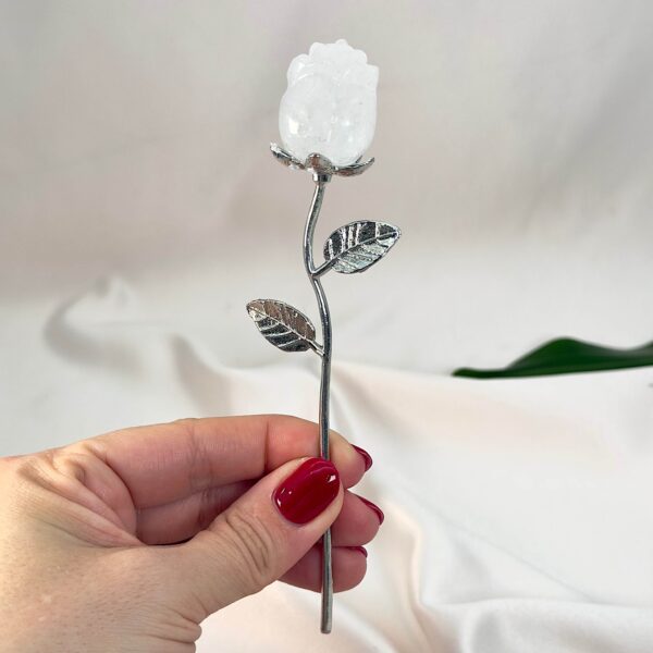 Sodalit Rose med sølvfarvet stilk krystal sten i hånd