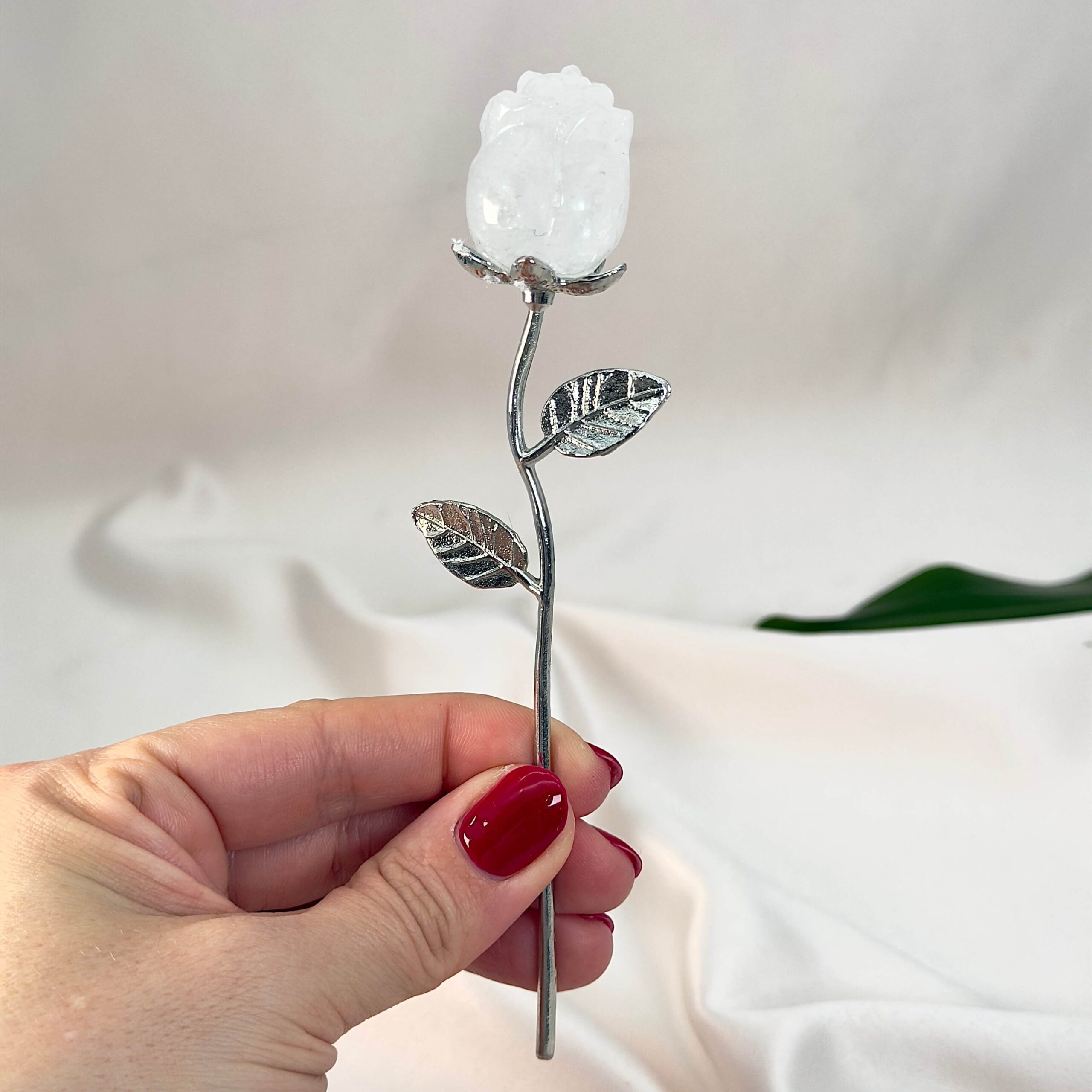 Sodalit Rose med sølvfarvet stilk krystal sten i hånd