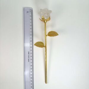 Stor bjergkrystal Rose med Guldfarvet stilk krystal sten ved siden af lineal