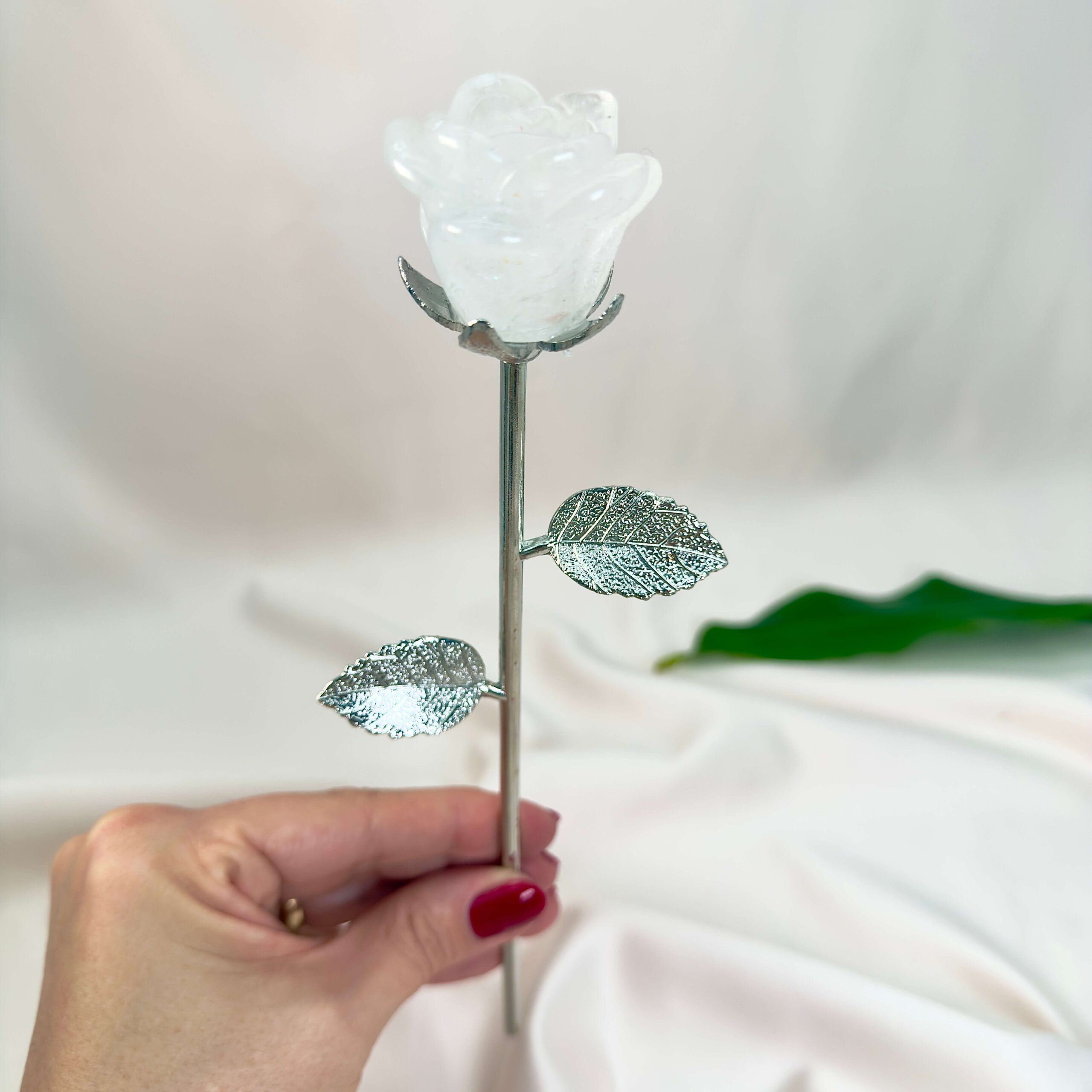 Stor bjergkrystal Rose med sølvfarvet stilk krystal sten i hånd