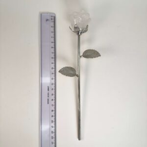 Stor bjergkrystal Rose med sølvfarvet stilk krystal sten ved siden af lineal