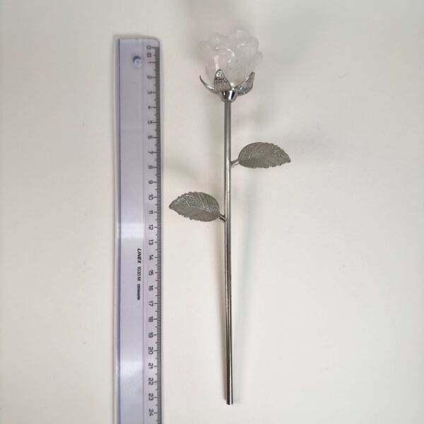 Stor bjergkrystal Rose med sølvfarvet stilk krystal sten ved siden af lineal