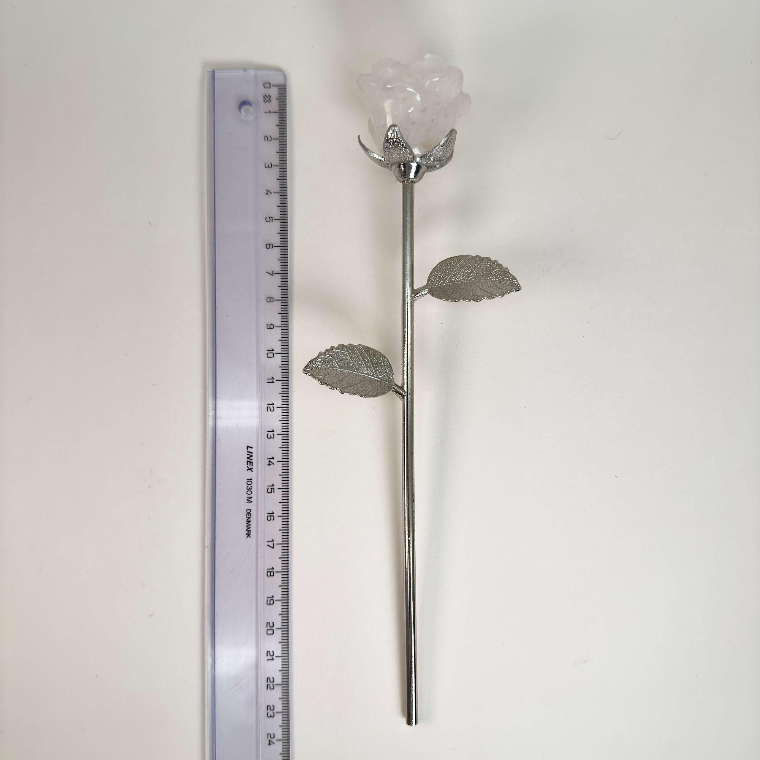 Stor bjergkrystal Rose med sølvfarvet stilk krystal sten ved siden af lineal