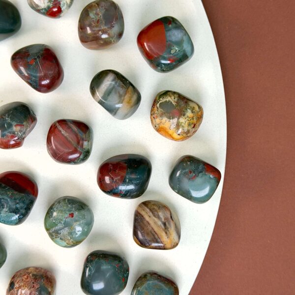 Blodsten Lommesten krystal sten samling på hvid og brunbaggrund