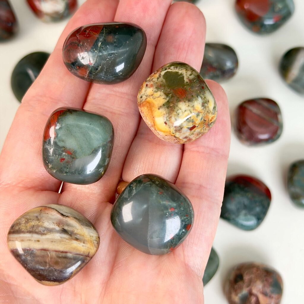 Krystaller og deres betydning 7 Blodsten lommesten i dybe grønne nuancer med røde detaljer kendt som en krystal der forbindes med styrke, mod og vitalitet.