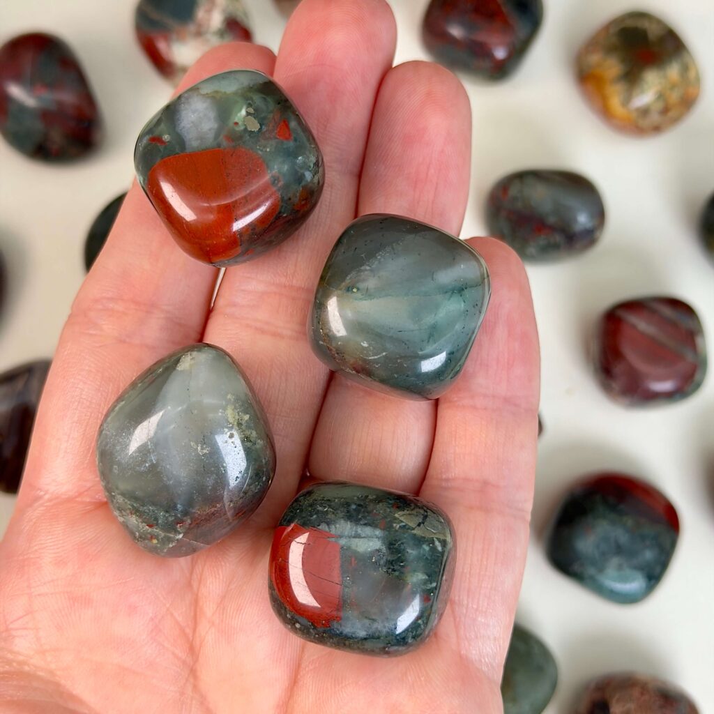 Julekalenderen 2025 oversigt 6 Blodsten lommesten i dybe grønne nuancer med røde detaljer kendt som en krystal der forbindes med styrke, mod og vitalitet.