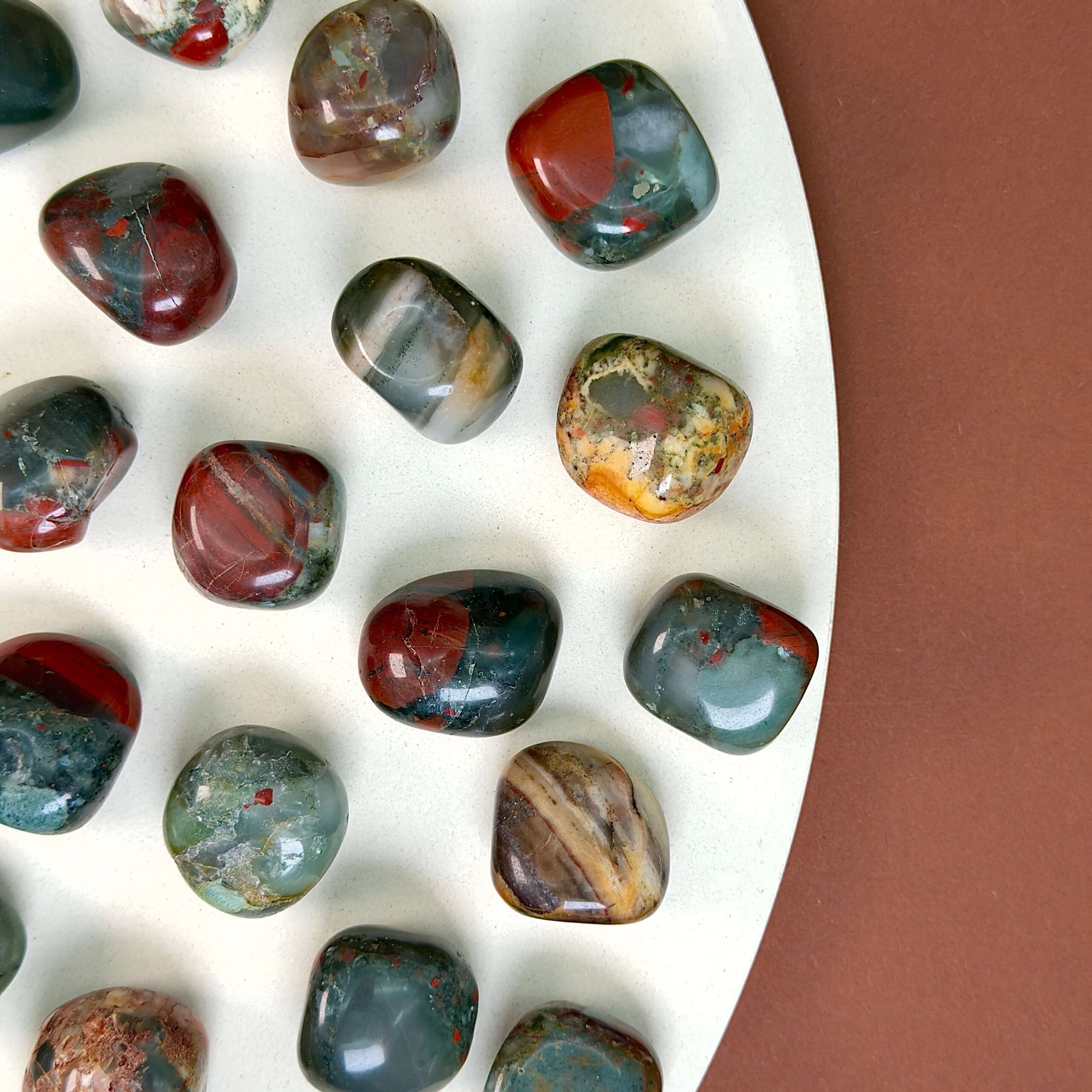 Blodsten Lommesten krystal sten samling på hvid og brunbaggrund