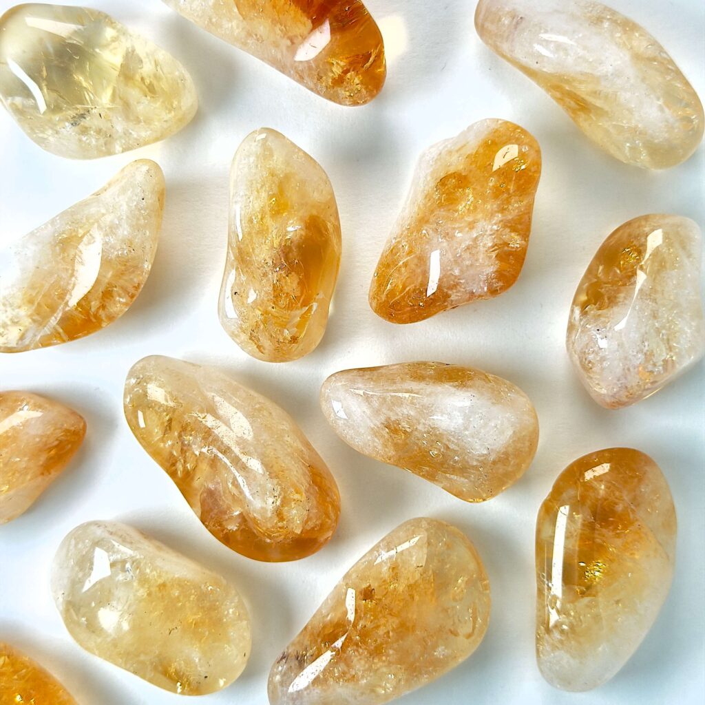 Krystaller og deres betydning 11 Citrin lommesten med varme gyldne nuancer og levende glød i stenen. En krystal der ofte forbindes med glæde, selvtillid og positiv energi.