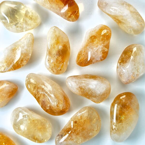 Citrin Lommesten krystal sten samling på hvid baggrund
