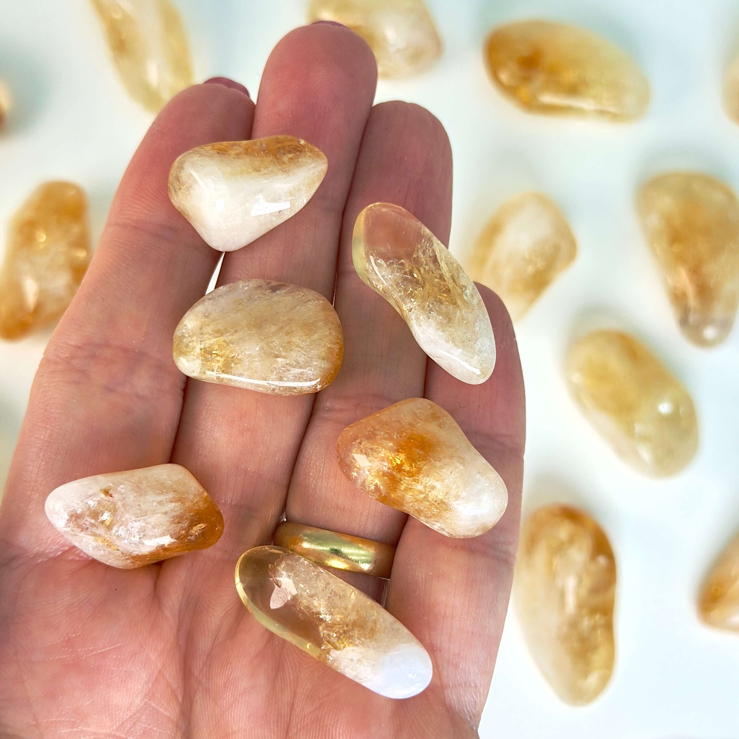 Citrin Lommesten krystal sten i hånd på hvid baggrund