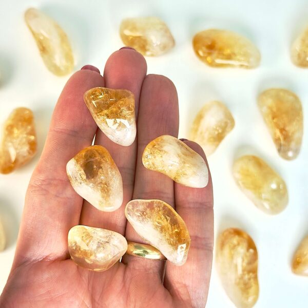 Citrin Lommesten krystal sten i hånd på hvid baggrund