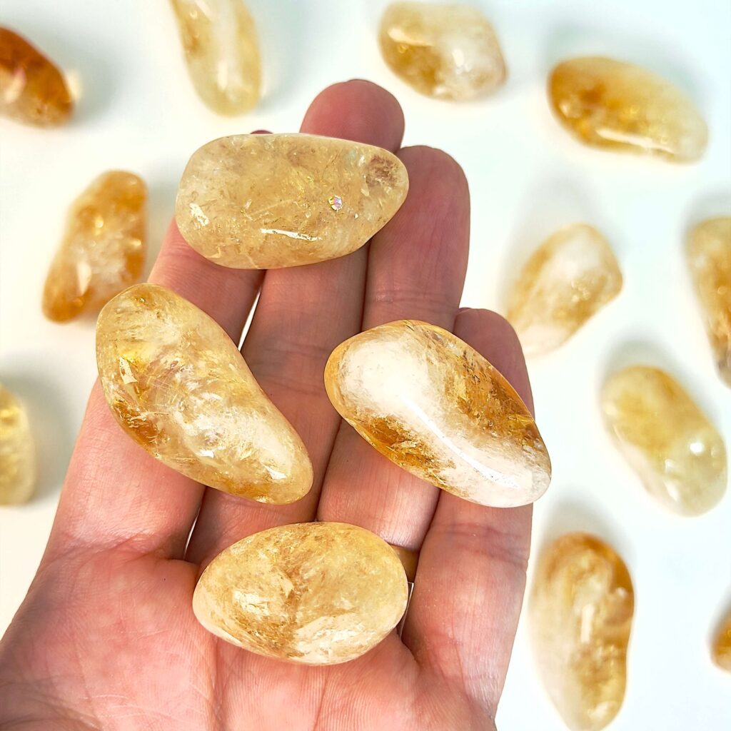 Krystaller mod søvn 11 Citrin Lommesten krystal sten i hånd på hvid baggrund