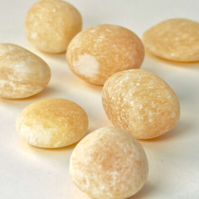 Calsit Gul Lommesten Krystal Sten samling på hvid baggrund