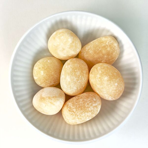 Calsit Gul Lommesten Krystal Sten i skål på hvid baggrund