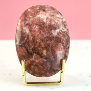 Jordbær Calsit Håndsten Krystal Sten i holder på hvid og lyserød baggrund