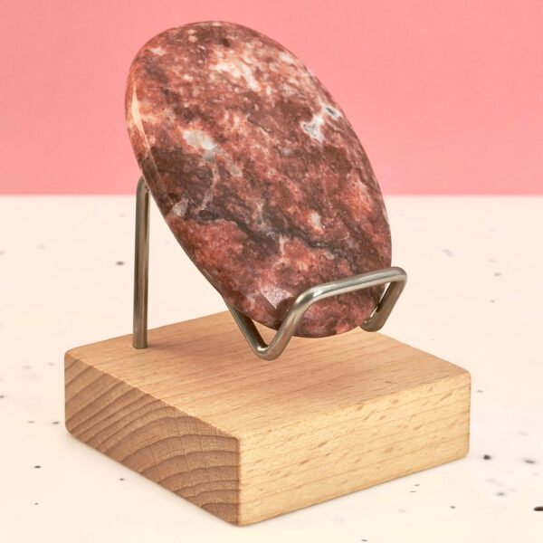 Jordbær Calsit Håndsten Krystal Sten i holder på hvid og lyserød baggrund