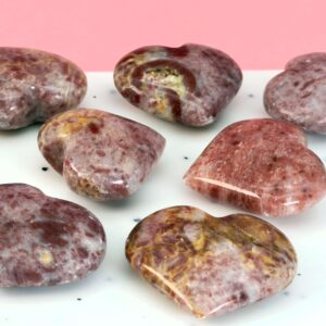 Jordbær Calsit Hjerte Krystal Sten Samling på hvid baggrund