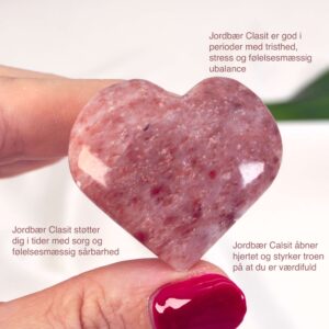 Jordbær Calsit Hjerte Krystal Sten i hånd på hvid baggrund med tags