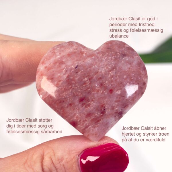 Jordbær Calsit Hjerte Krystal Sten i hånd på hvid baggrund med tags