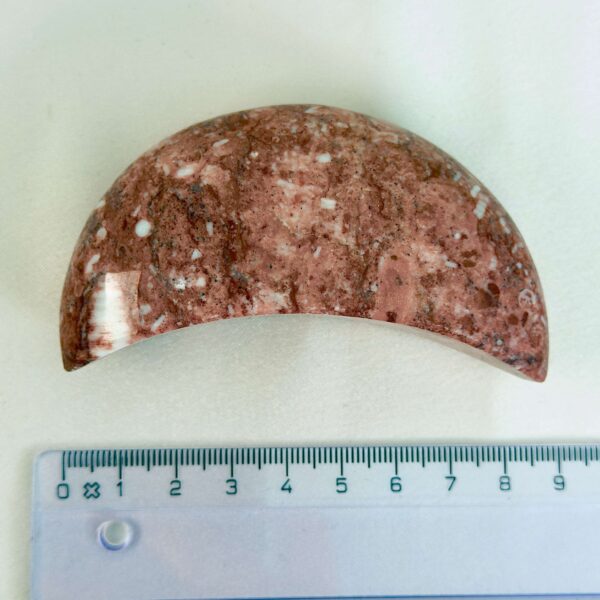 Jordbær Calsit Måne Krystal Sten med lineal på hvid baggrund