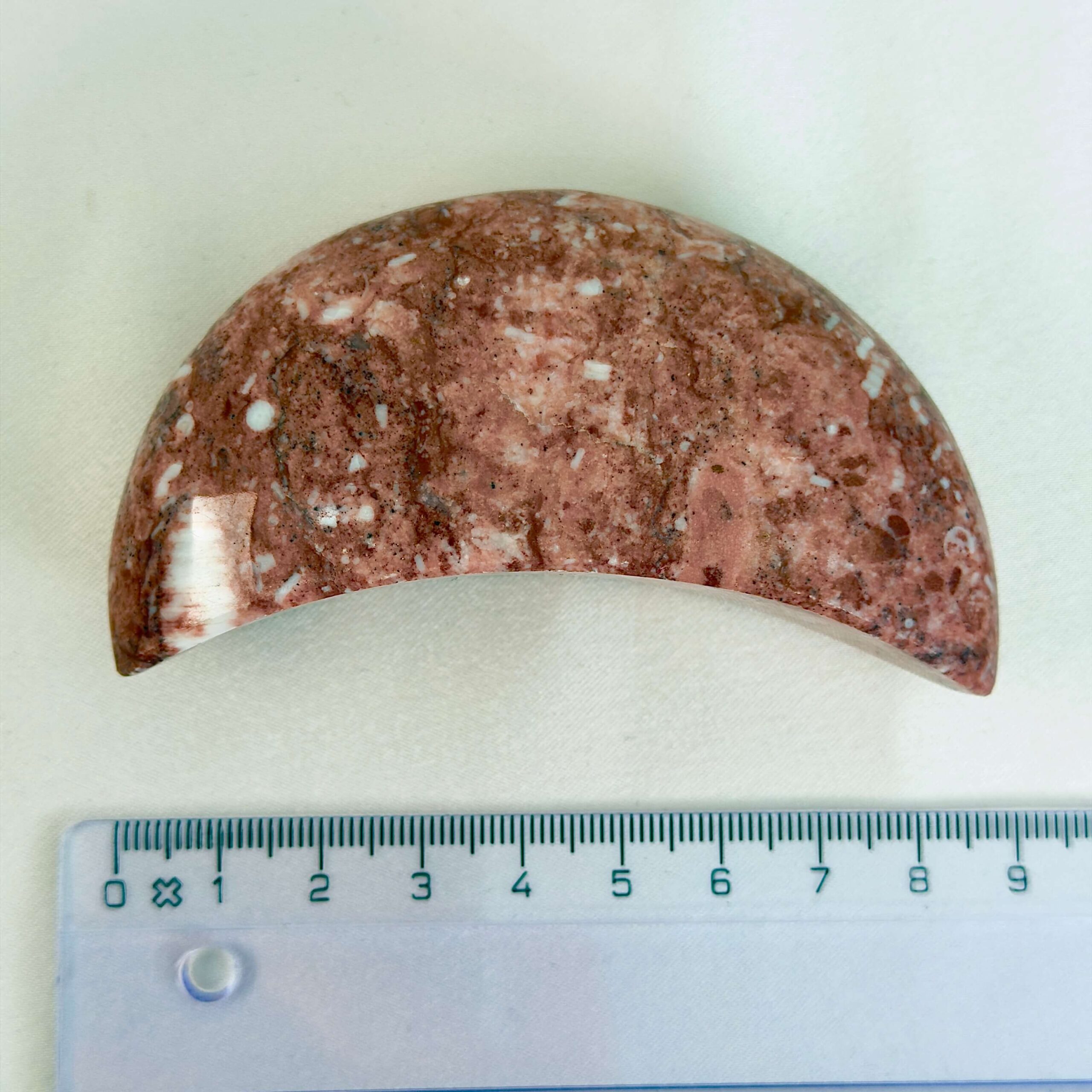 Jordbær Calsit Måne Krystal Sten med lineal på hvid baggrund