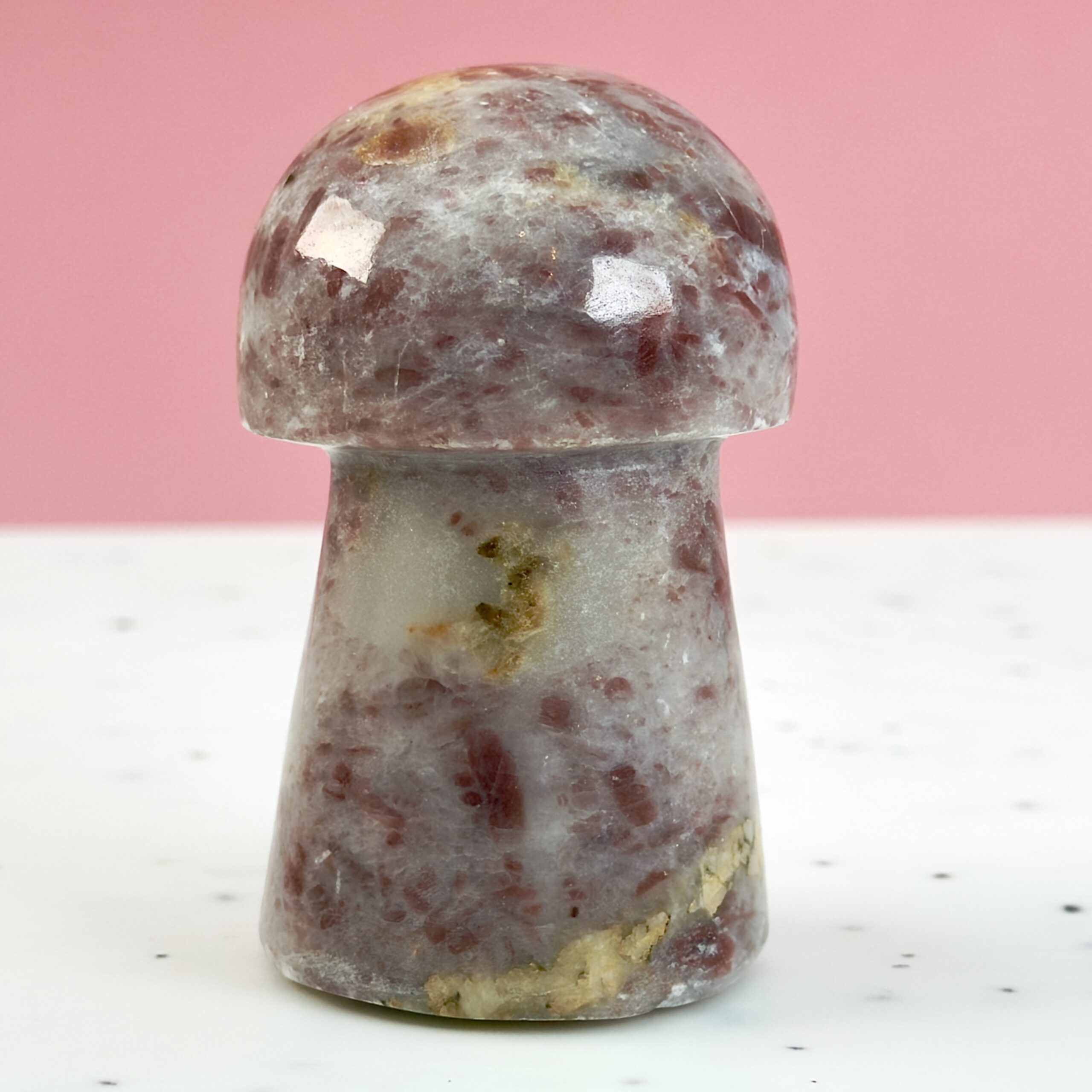 Jordbær Calsit Svamp Krystal Sten på hvid og lyserød baggrund