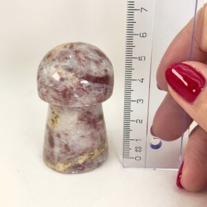 Jordbær Calsit Svamp Krystal Sten med lineal på hvid baggrund