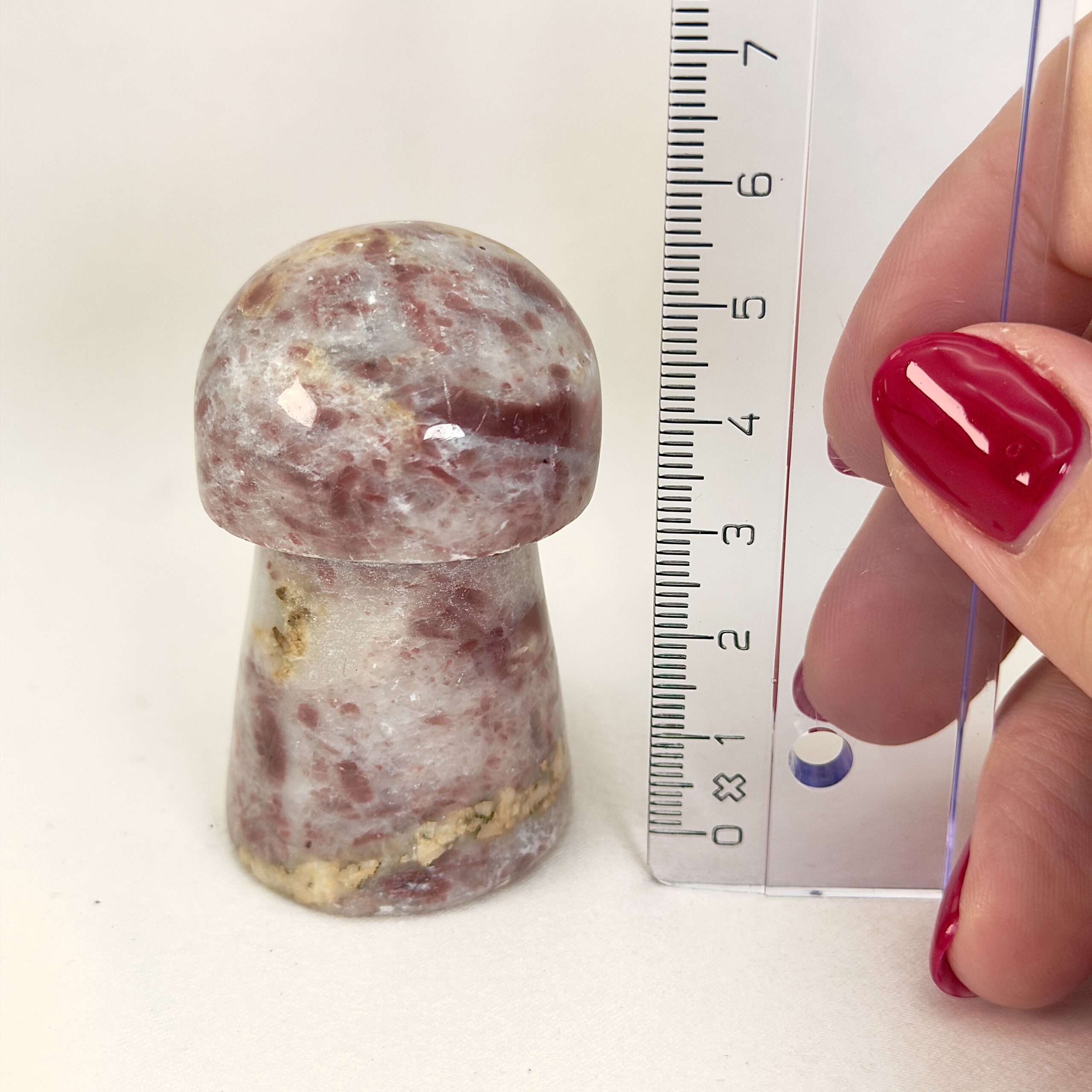 Jordbær Calsit Svamp Krystal Sten med lineal på hvid baggrund