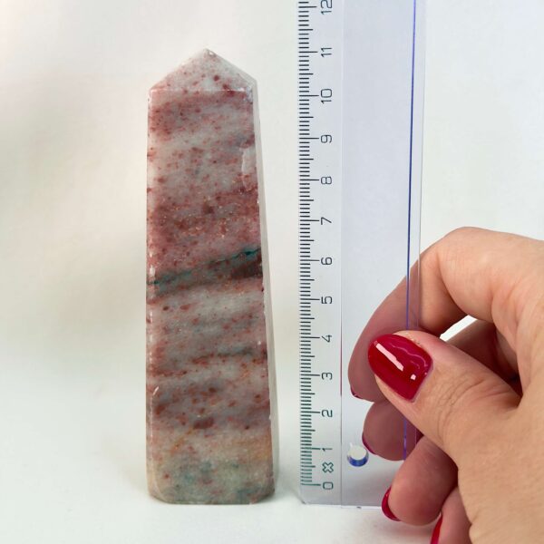 Jordbær Calsit Tårn Krystal Sten med lineal på hvid baggrund