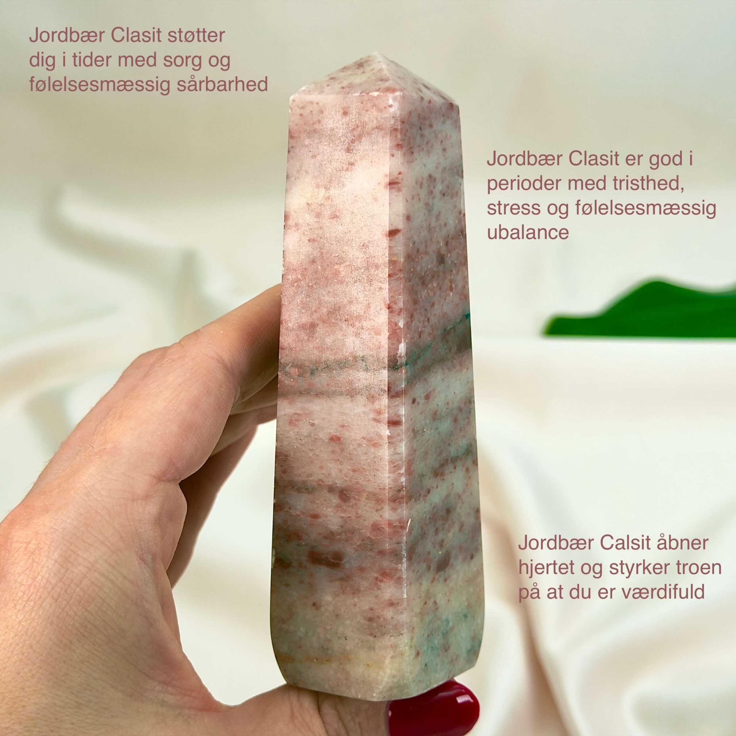 Jordbær Calsit Tårn Krystal Sten i hånd på hvid baggrund med tags