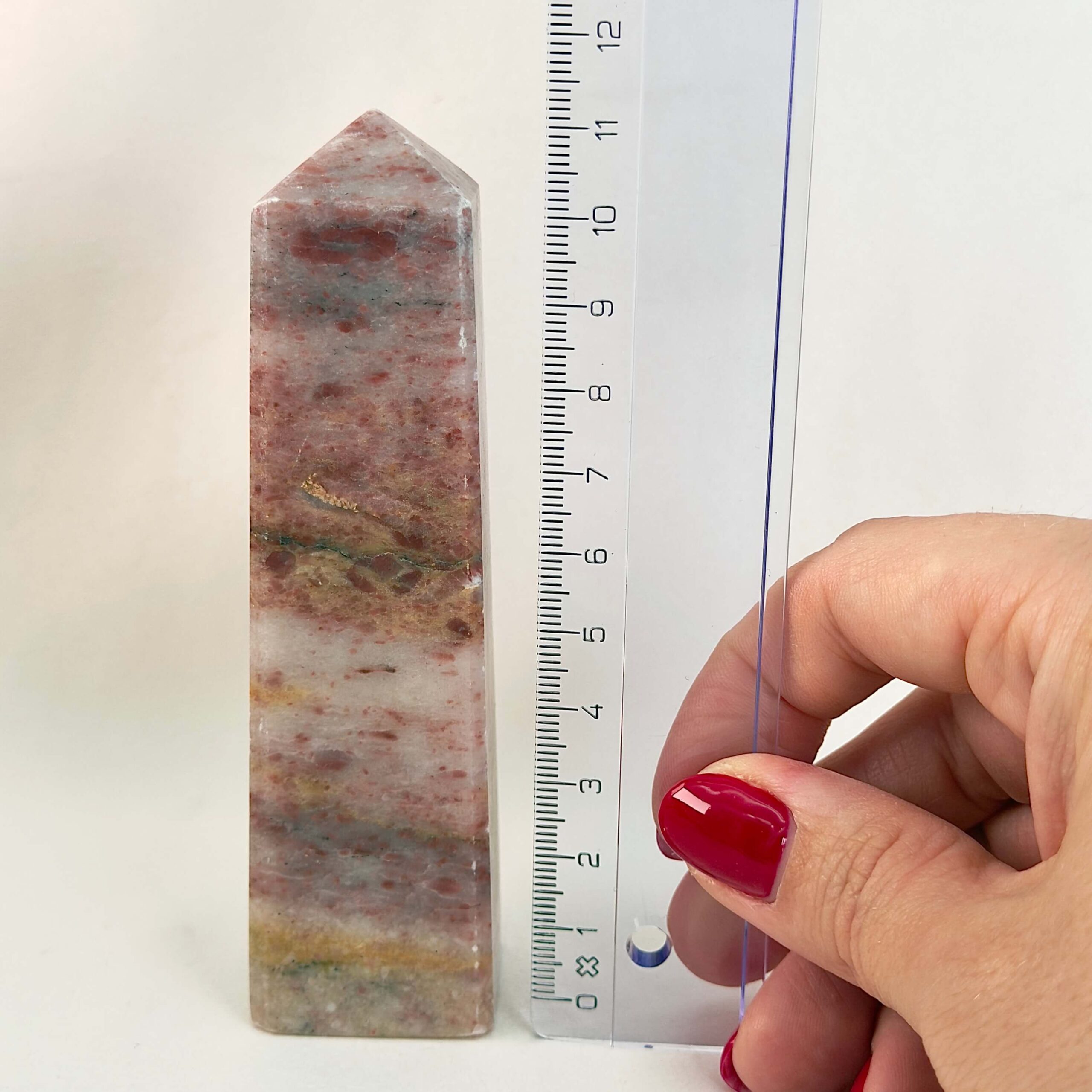 Jordbær Calsit Tårn Krystal Sten med lineal på hvid baggrund