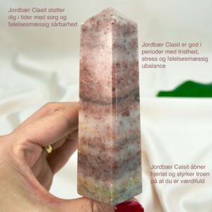 Jordbær Calsit Tårn Krystal Sten i hånd på hvid baggrund med tags