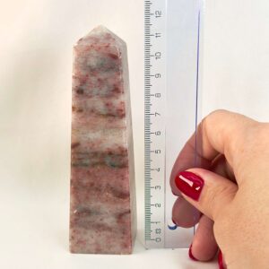 Jordbær Calsit Tårn Krystal Sten med lineal på hvid baggrund