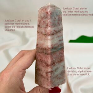 Jordbær Calsit Tårn Krystal Sten i hånd på hvid baggrund med tags