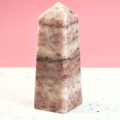 Jordbær Calsit Tårn Krystal Sten på hvid og lyserød baggrund