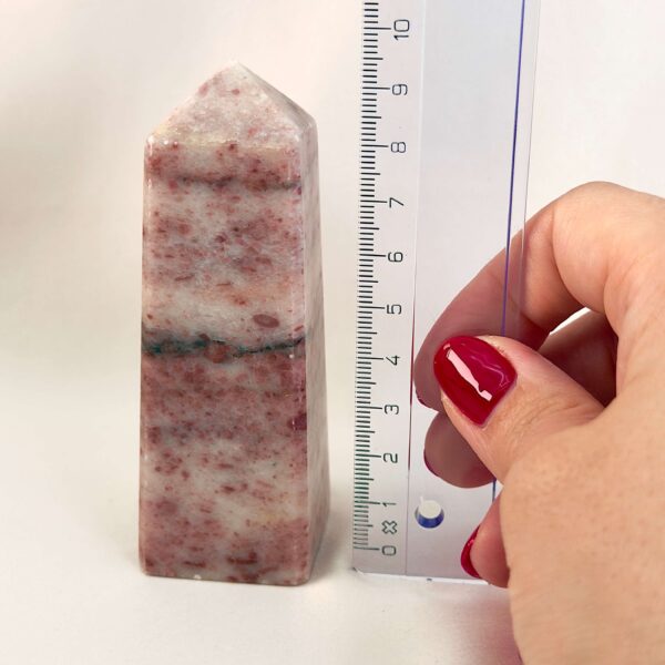 Jordbær Calsit Tårn Krystal Sten med lineal på hvid baggrund