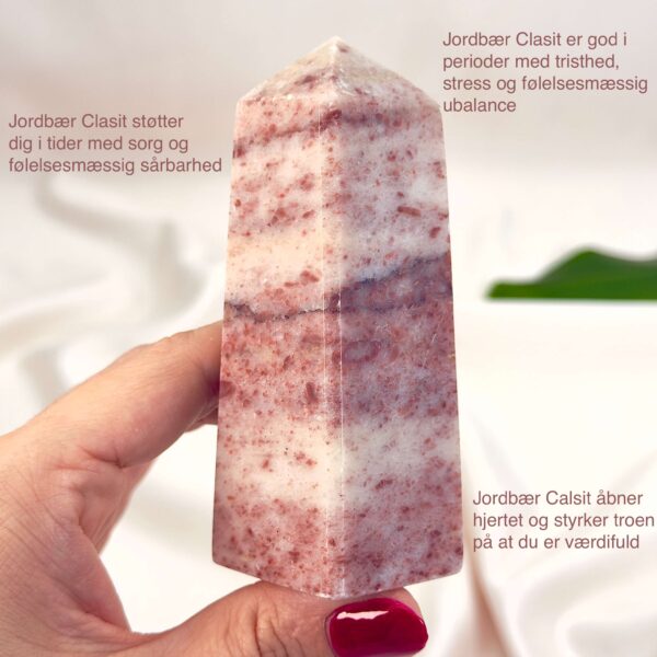 Jordbær Calsit Tårn Krystal Sten i hånd på hvid baggrund med tags